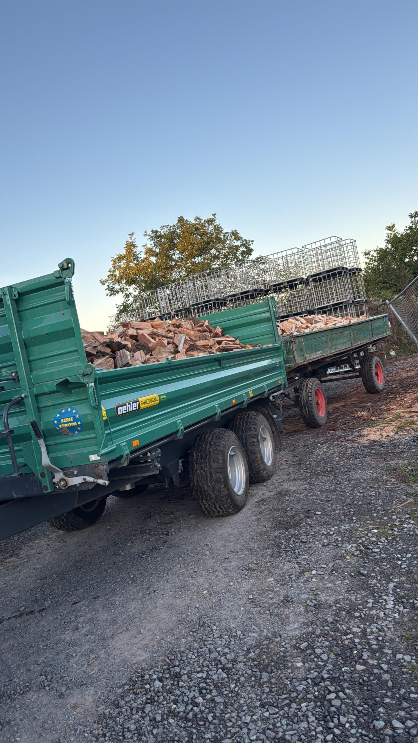 Brennholz auf Anhänger