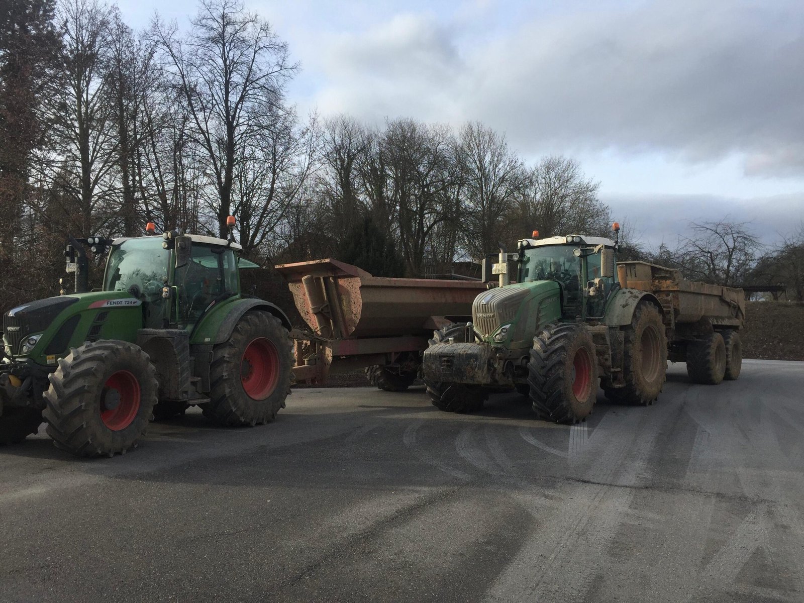 Zwei Fendt Traktoren mit Kipperanhänger – Maschinenpark Molle GalaBau Brackenheim