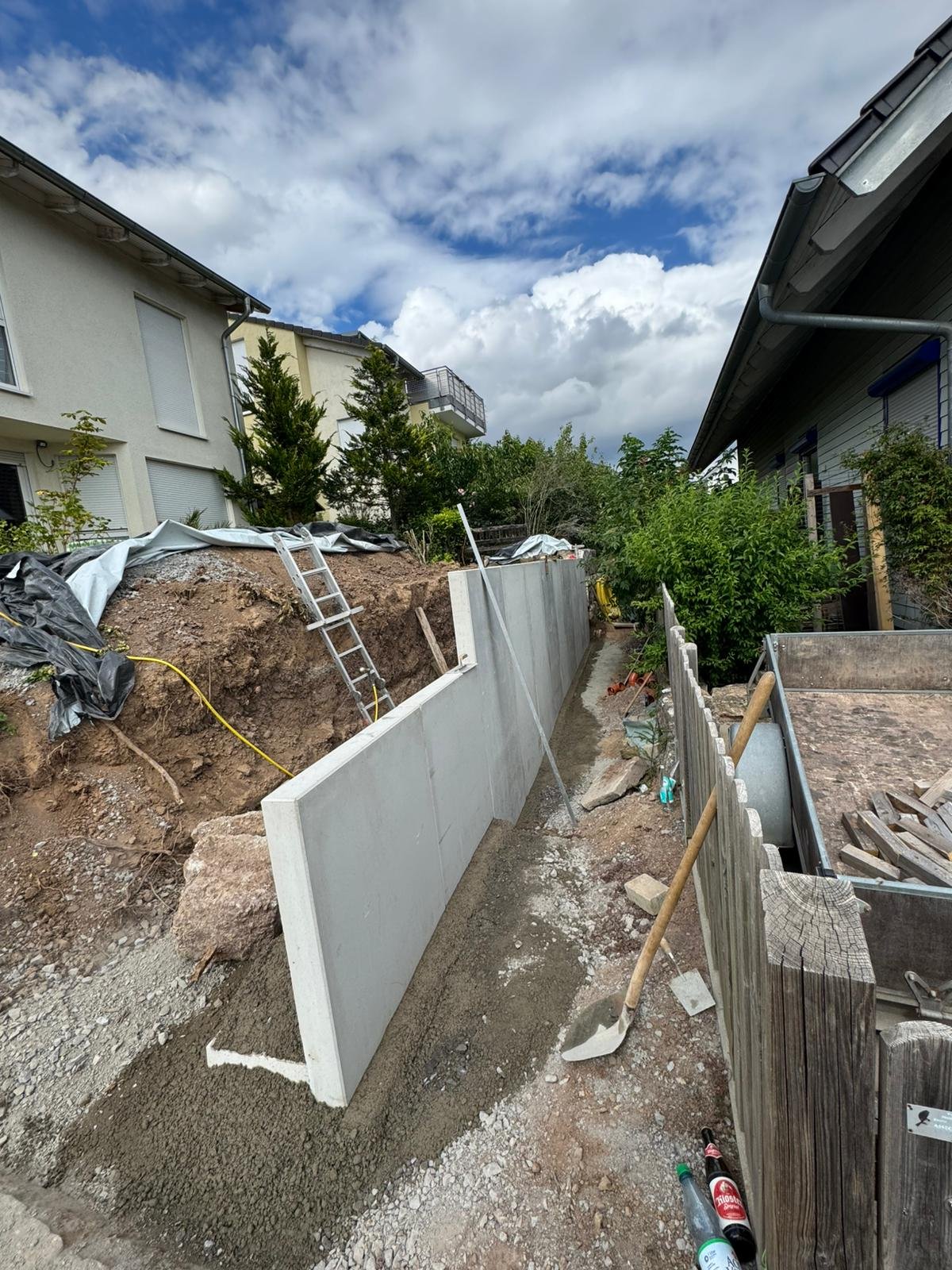 Stützmauer im Bau zwischen zwei Wohnhäusern in Brackenheim – Molle GalaBau
