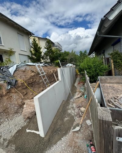 Stützmauer im Bau zwischen zwei Wohnhäusern in Brackenheim – Molle GalaBau