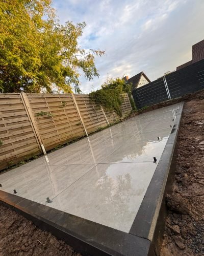 Frisch verlegte Terrassenplatten mit Holzsichtschutz im Garten – Molle GalaBau Brackenheim