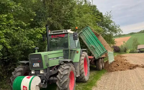 Fendt Farmer Traktor transportiert Erde bei einer Weinbergrodung im Landkreis Heilbronn.